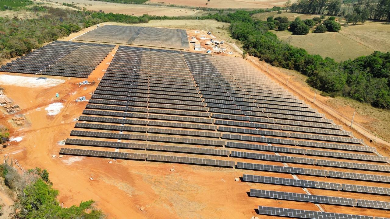 Vista aérea de usina fotovoltaica atendida pela VF Solar