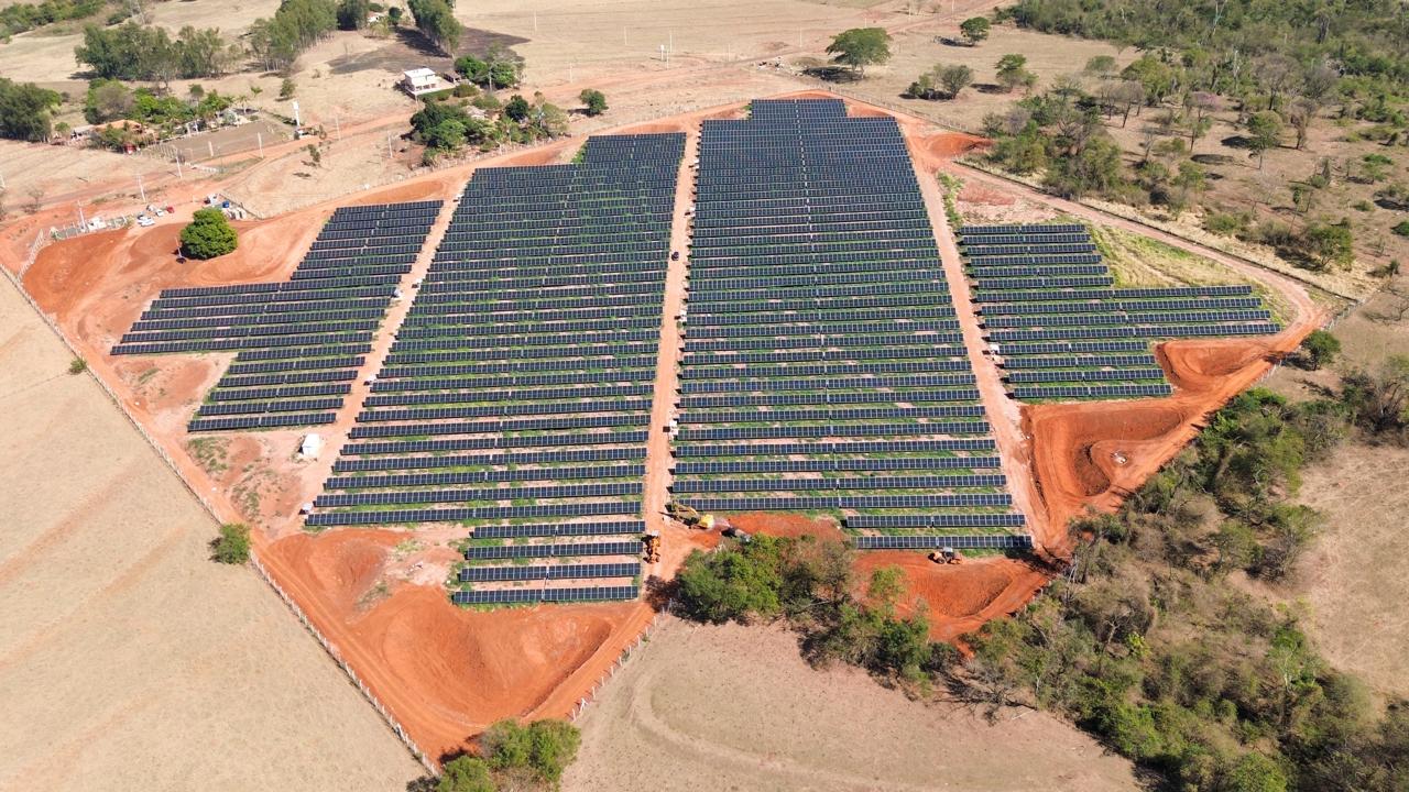 Usina solar em operação — vista de drone