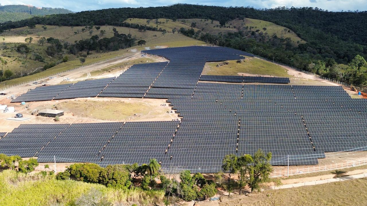 Usina solar em área verde