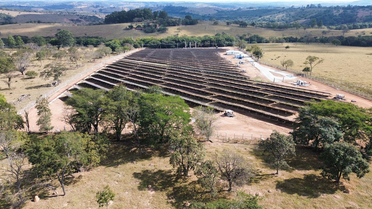Usina solar em encosta