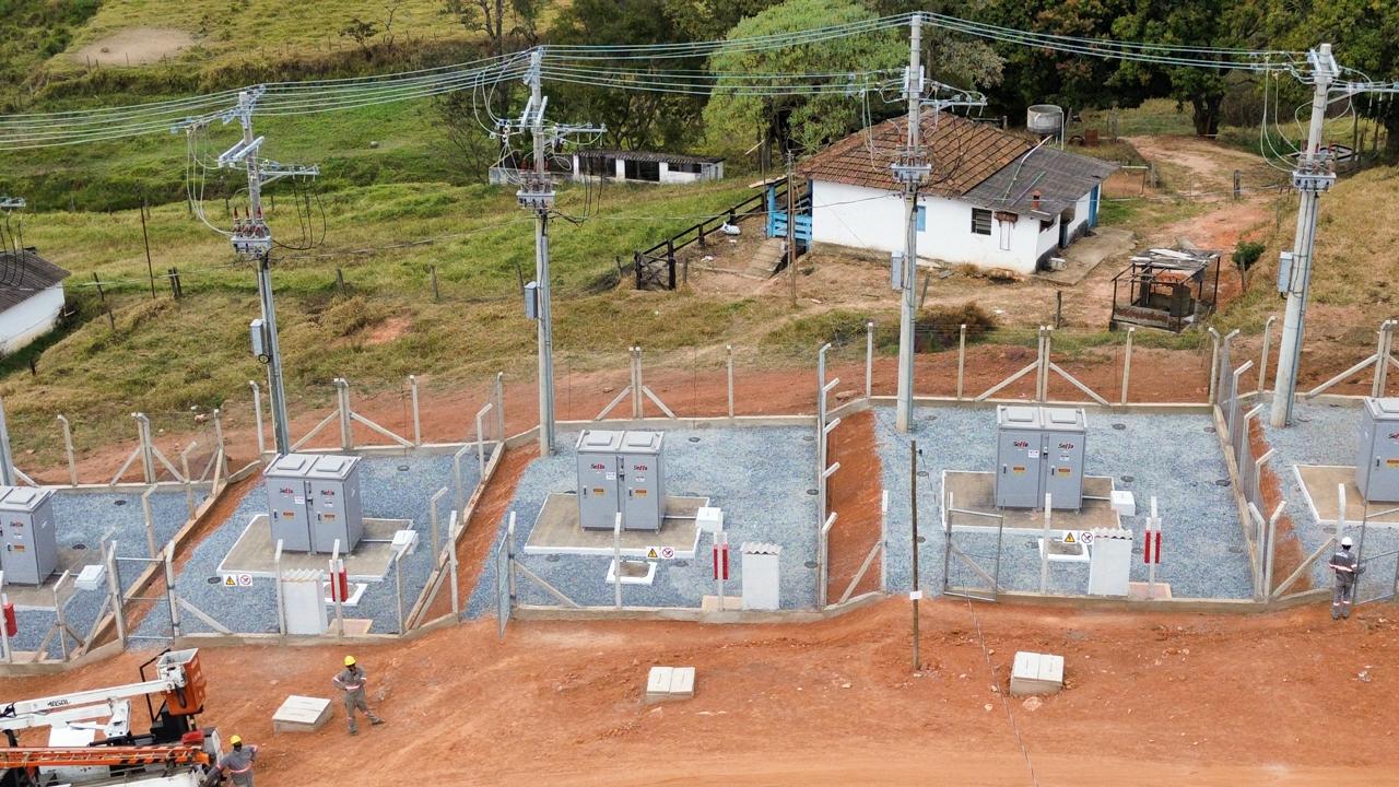 Usina fotovoltaica em campo