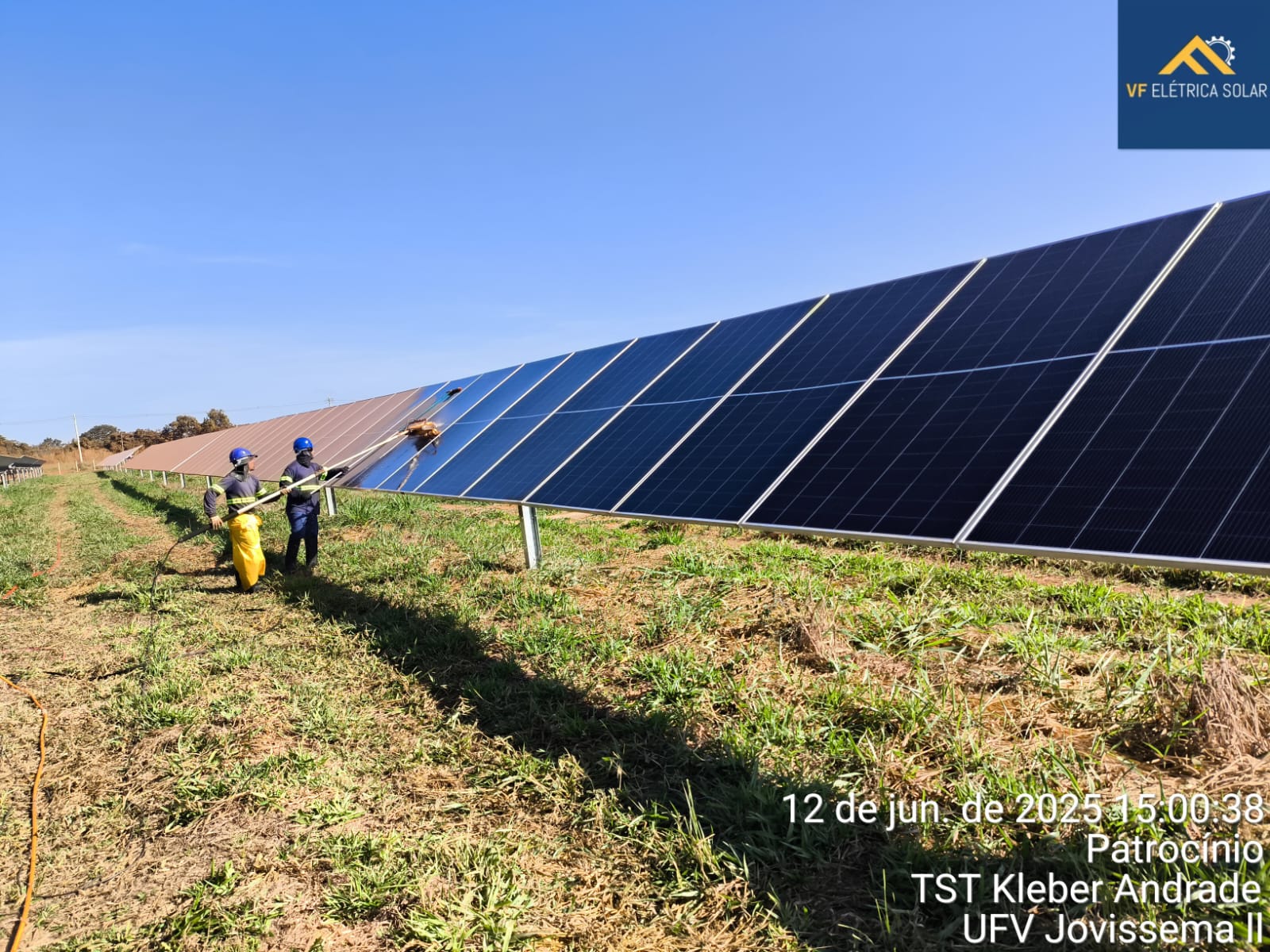 Limpeza técnica de módulos pela equipe da VF Solar
