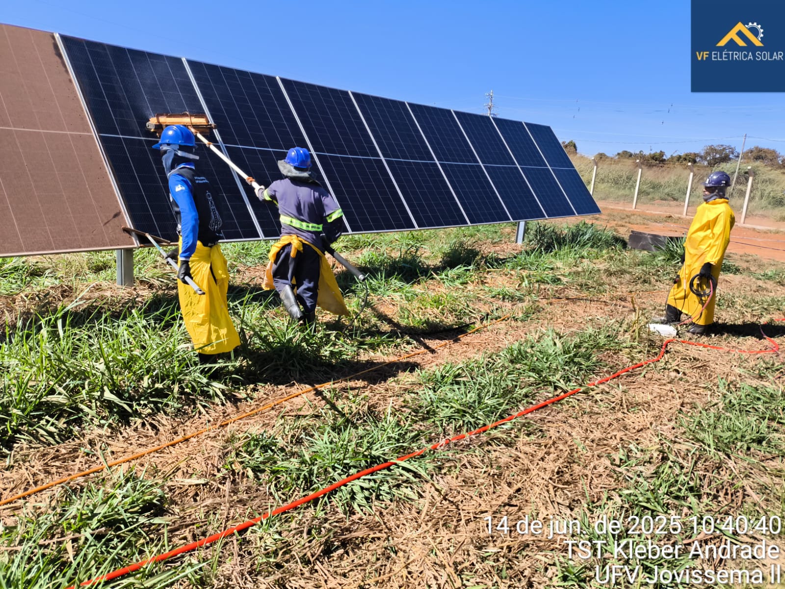 Equipe da VF Solar removendo sujeira dos módulos fotovoltaicos