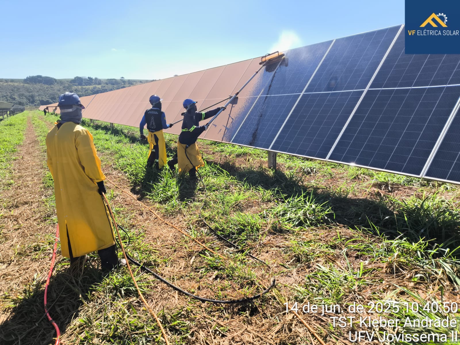 Módulo fotovoltaico sujo de um lado e limpo do outro durante a limpeza da VF Solar