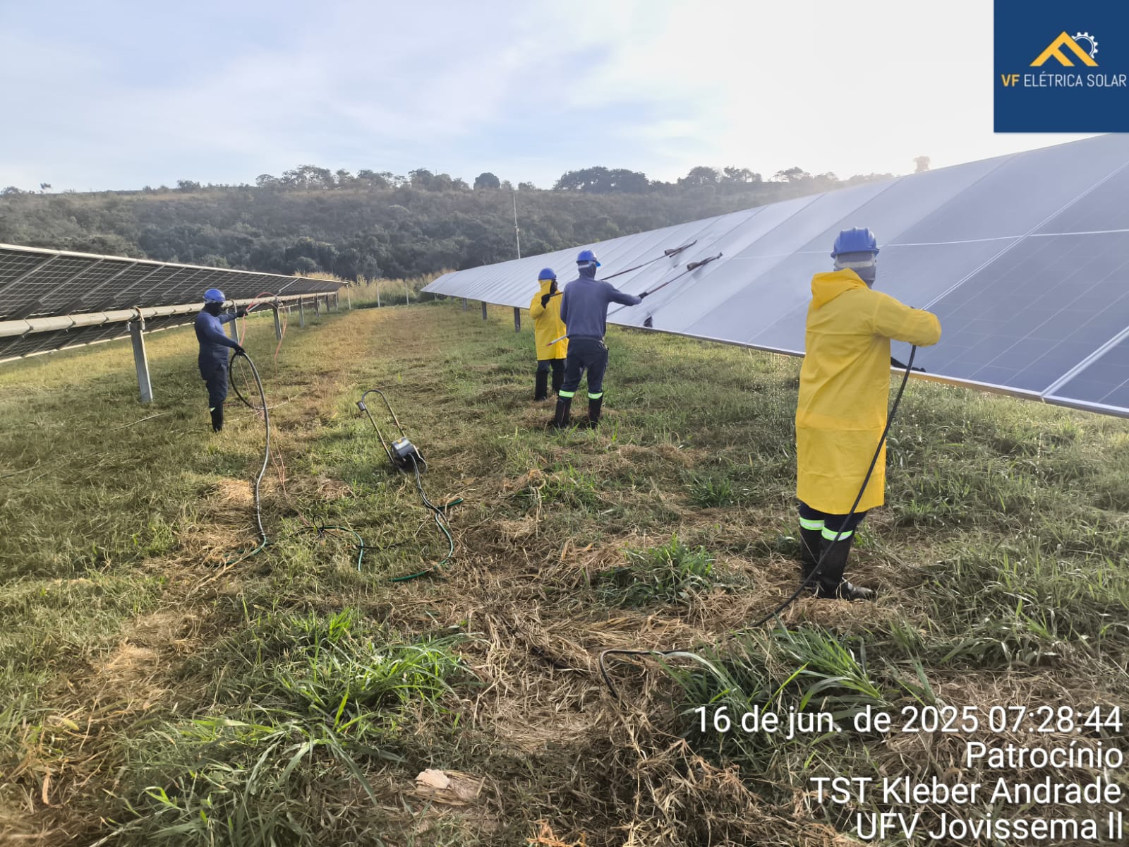 Equipe da VF Solar realizando manutenção em usina fotovoltaica